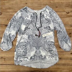 NWT Tribal White and Navy Paisley Tie-Neck Tunic Boho